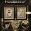 3-ikonen-set-kasan-pantokrator-schwarzer-rahmen-golddetails Schwarzer Kunststoffrahmen mit goldfarbenen Ornamenten, Detailaufnahme