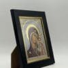 Ikone Gottesmutter von Kasan – Silber-Gold-Relief mit Ständer 6 Ikone Gottesmutter von Kasan Silber-Gold-Relief seitliche Ansicht mit Ständer