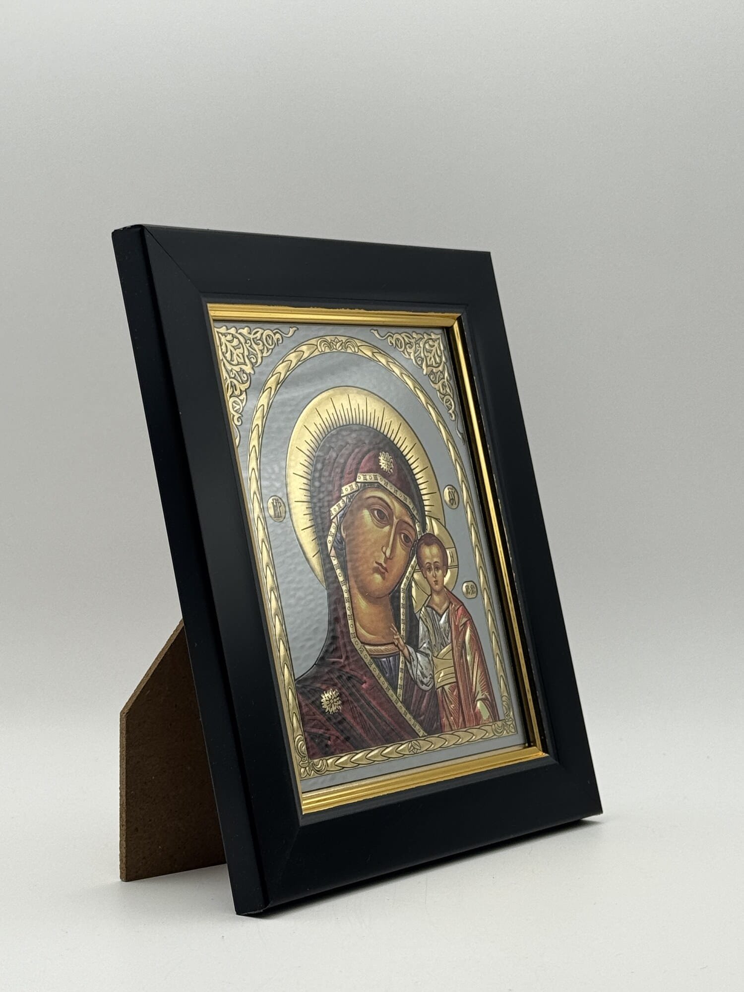 Ikone Gottesmutter von Kasan – Silber-Gold-Relief mit Ständer 10 Ikone Gottesmutter von Kasan Silber-Gold-Relief seitliche Ansicht mit Ständer