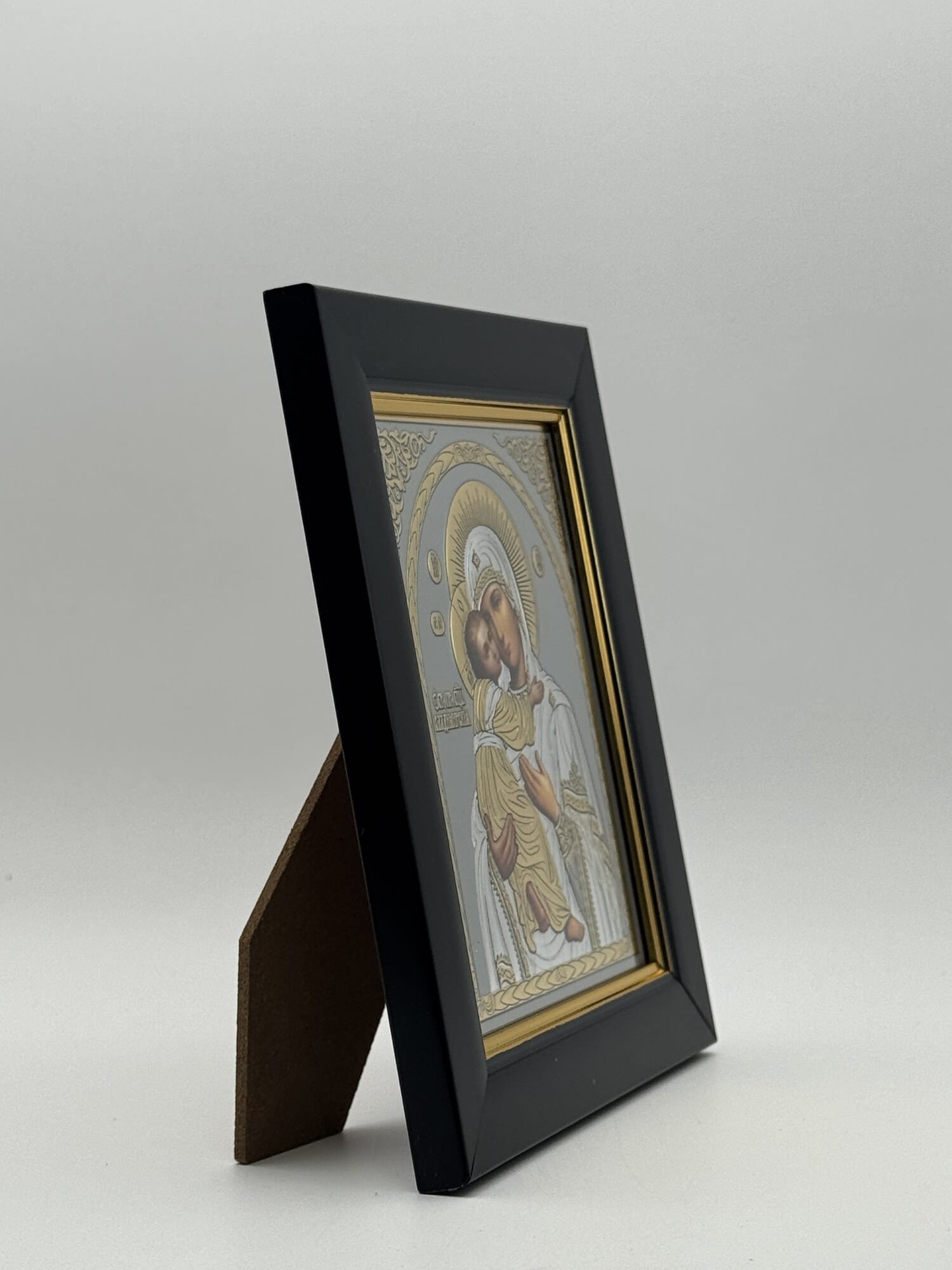 Ikone Gottesmutter von Wladimir – Silber-Gold-Relief mit Ständer 10 Ikone Gottesmutter von Wladimir Silber-Gold-Relief seitliche Ansicht mit Ständer