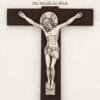 Kruzifix aus Holz – Christus-Korpus im Detail Christus-Korpus aus silberfarbenem Metall mit Strahlenkranz und Dornenkrone – Detail des Kruzifix aus Holz