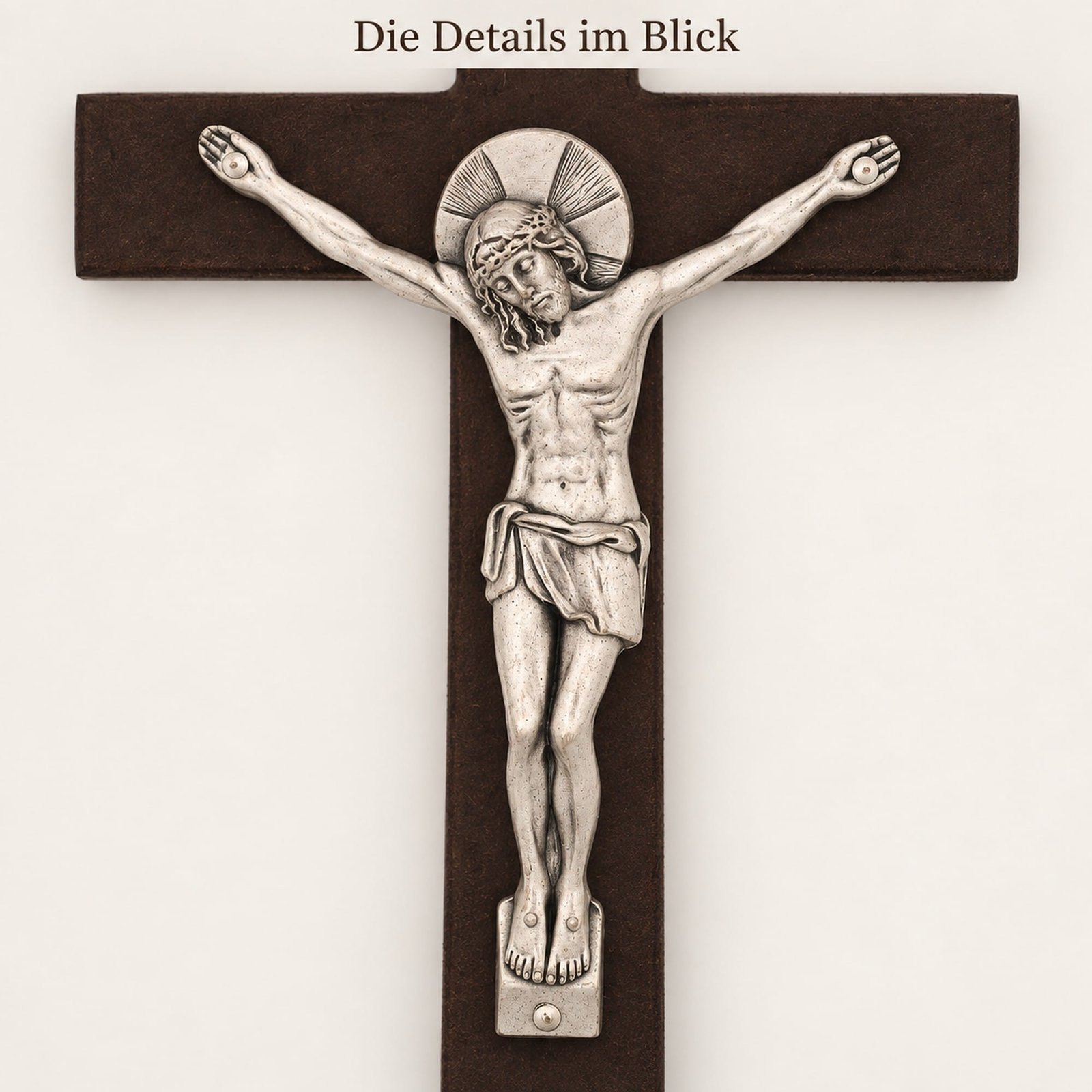 Kruzifix aus Holz – Christus-Korpus im Detail Christus-Korpus aus silberfarbenem Metall mit Strahlenkranz und Dornenkrone – Detail des Kruzifix aus Holz