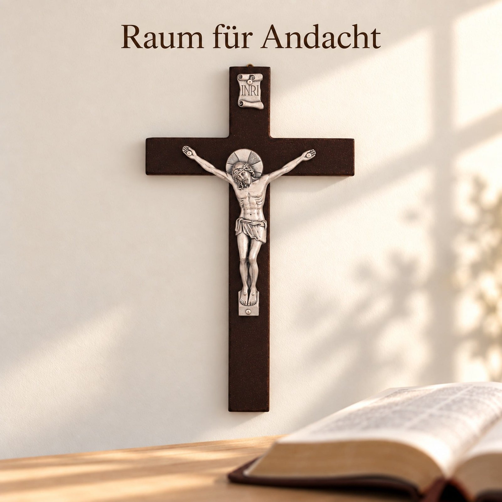 Kruzifix aus Holz an der Wand – Raum für Andacht Kruzifix aus Holz an der Wand über einem Tisch mit aufgeschlagener Bibel – Raum für Andacht zu Hause