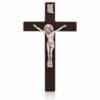 Kruzifix aus Holz – Wandkreuz mit Christus-Korpus und INRI-Schild | misticSparks Kruzifix aus Holz – Wandkreuz aus dunklem Holz mit silberfarbenem Christus-Korpus und INRI-Schild, Vorderansicht