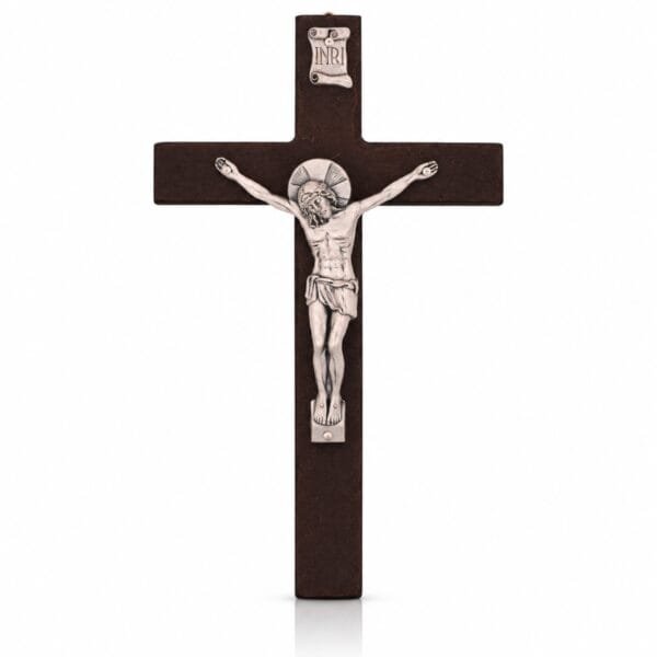 Kruzifix aus Holz – Wandkreuz aus dunklem Holz mit silberfarbenem Christus-Korpus und INRI-Schild, Vorderansicht
