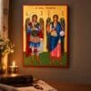 Ikone der Erzengel Michael und Gabriel an der Wand über einer Kommode mit Bibel, Kerze und Gebetskette