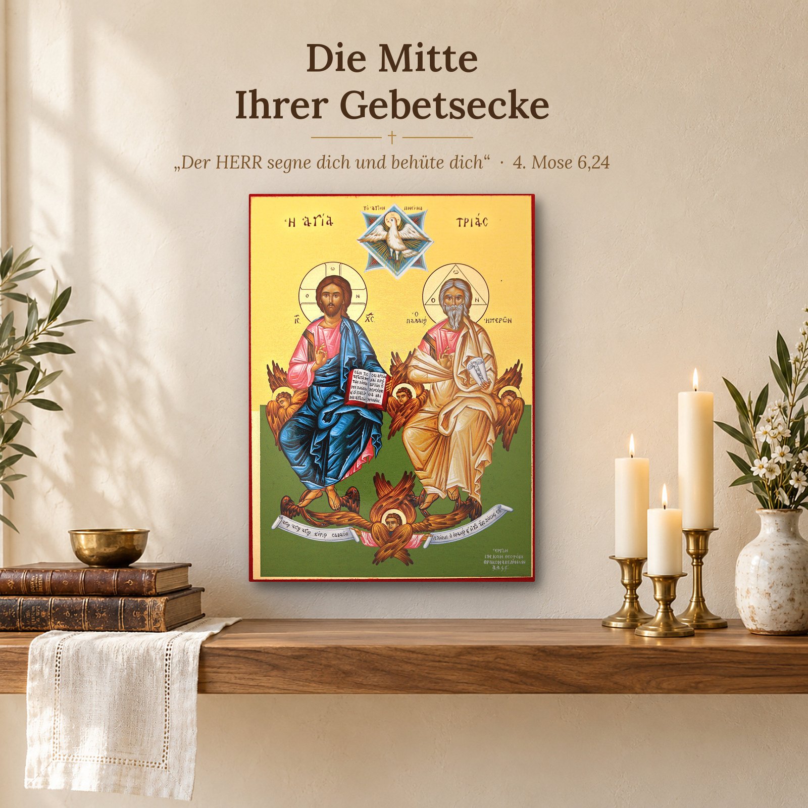 Ikone Heilige Dreifaltigkeit an der Wand der Gebetsecke über dem Hausaltar