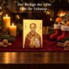 Ikone Heiliger Nikolaus zum Nikolaustag auf festlichem Tisch mit Kerzen, Mandarinen und Nikolausstiefeln