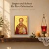 Ikone Heiliger Nikolaus an der Wand über dem Hausaltar mit Öllampe und Kerze