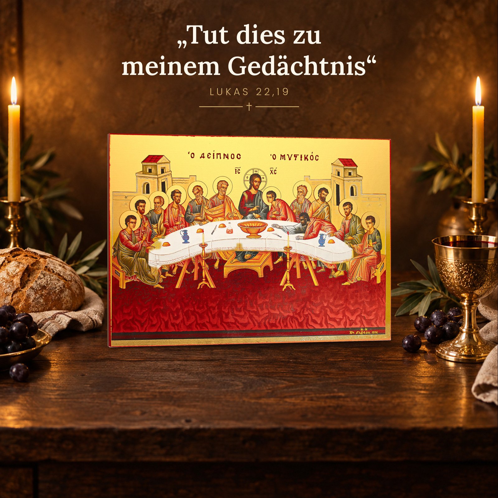Ikone Letztes Abendmahl auf einem Holztisch zwischen Brot, Kelch mit Wein und brennenden Kerzen