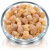 Naturweihrauch Olibanum grobkörnig – reines Boswellia-Harz 50 g bis 500 g 8 Grobkörniger Naturweihrauch Olibanum – helle Harzstücke in einer Glasschale auf weißem Hintergrund