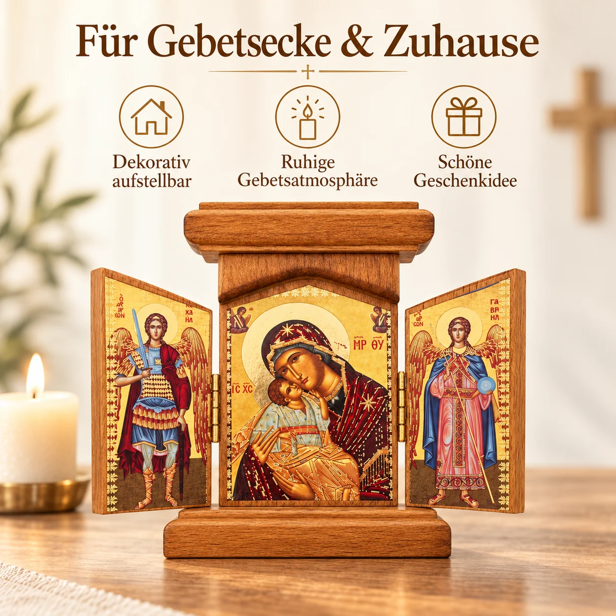 Klappikone aus Holz in einer Gebetsecke neben einer brennenden Kerze