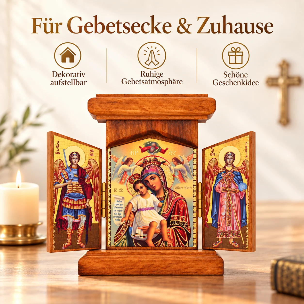 Klappikone aus Holz in einer Gebetsecke neben einer brennenden Kerze