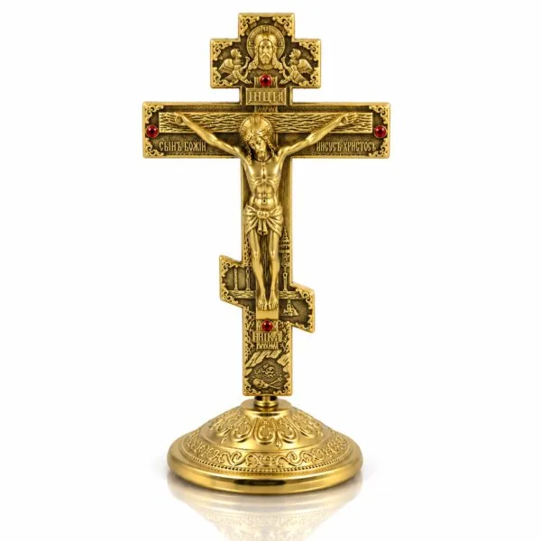 Startseite 18 Goldfarbenes Standkreuz aus Metall mit gegossenem Christus-Korpus, roten Schmucksteinen und rundem abnehmbarem Zierfuß