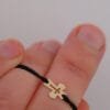 Armband Tiny Cross: kleines Kreuz aus Gold 585 an schwarzer Textilkordel, Ansicht 1