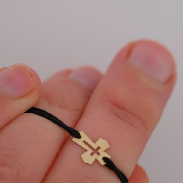 Armband Tiny Cross: kleines Kreuz aus Gold 585 an schwarzer Textilkordel, Ansicht 1