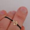 Armband Tiny Cross: kleines Kreuz aus Gold 585 an schwarzer Textilkordel, Ansicht 3