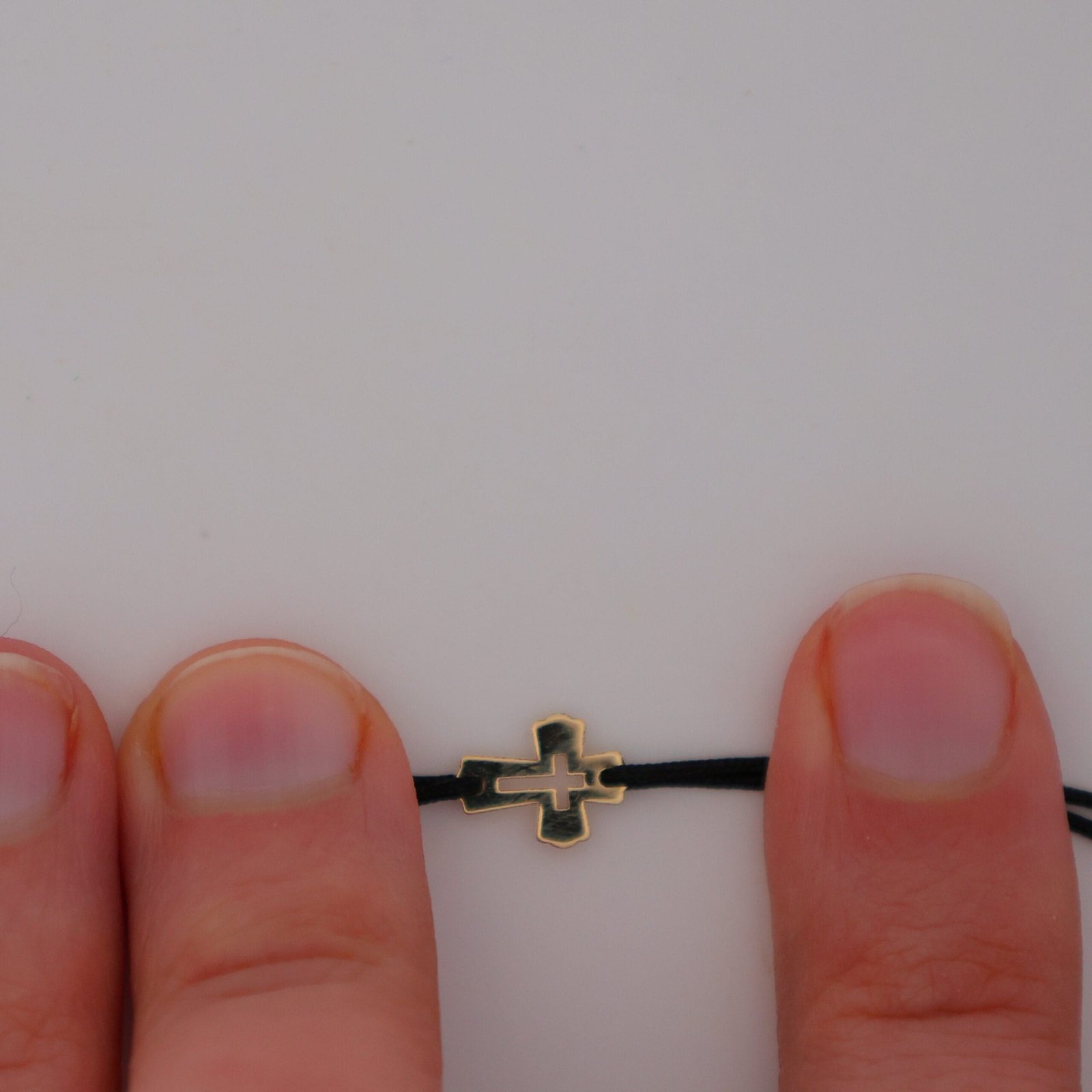 Armband Tiny Cross: kleines Kreuz aus Gold 585 an schwarzer Textilkordel, Ansicht 4