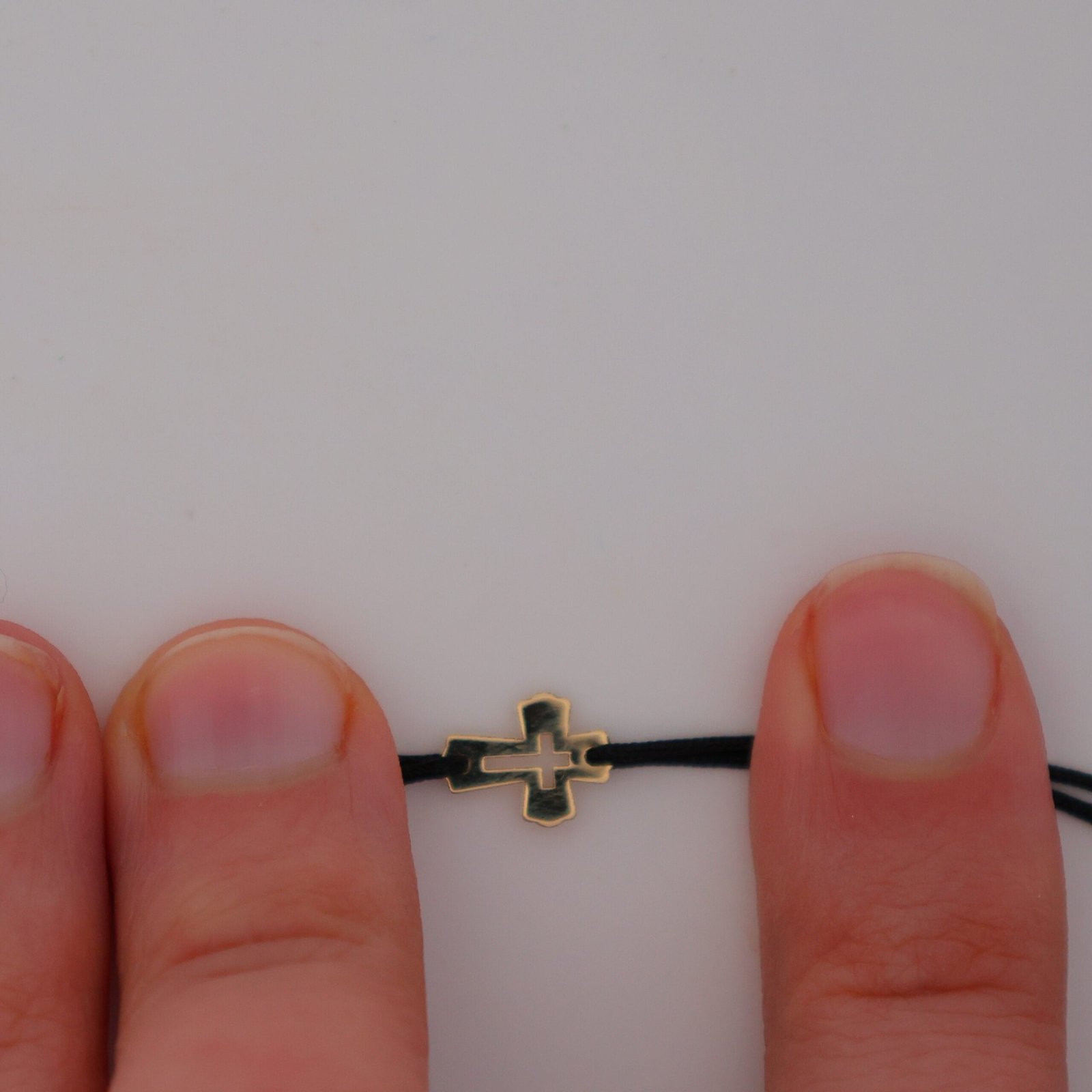 Armband Tiny Cross: kleines Kreuz aus Gold 585 an schwarzer Textilkordel, Ansicht 5