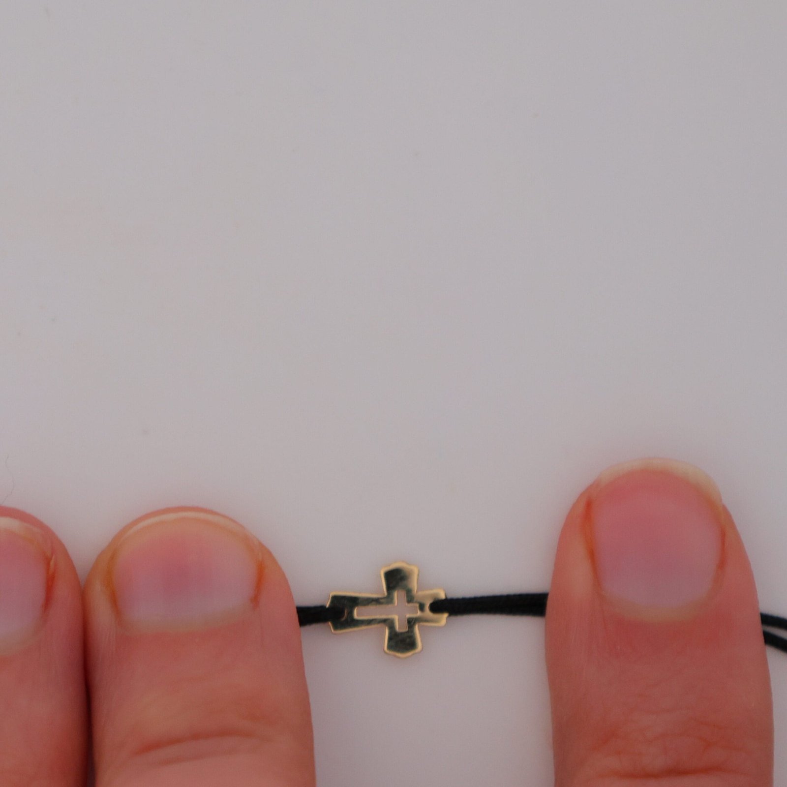 Armband Tiny Cross: kleines Kreuz aus Gold 585 an schwarzer Textilkordel, Ansicht 6