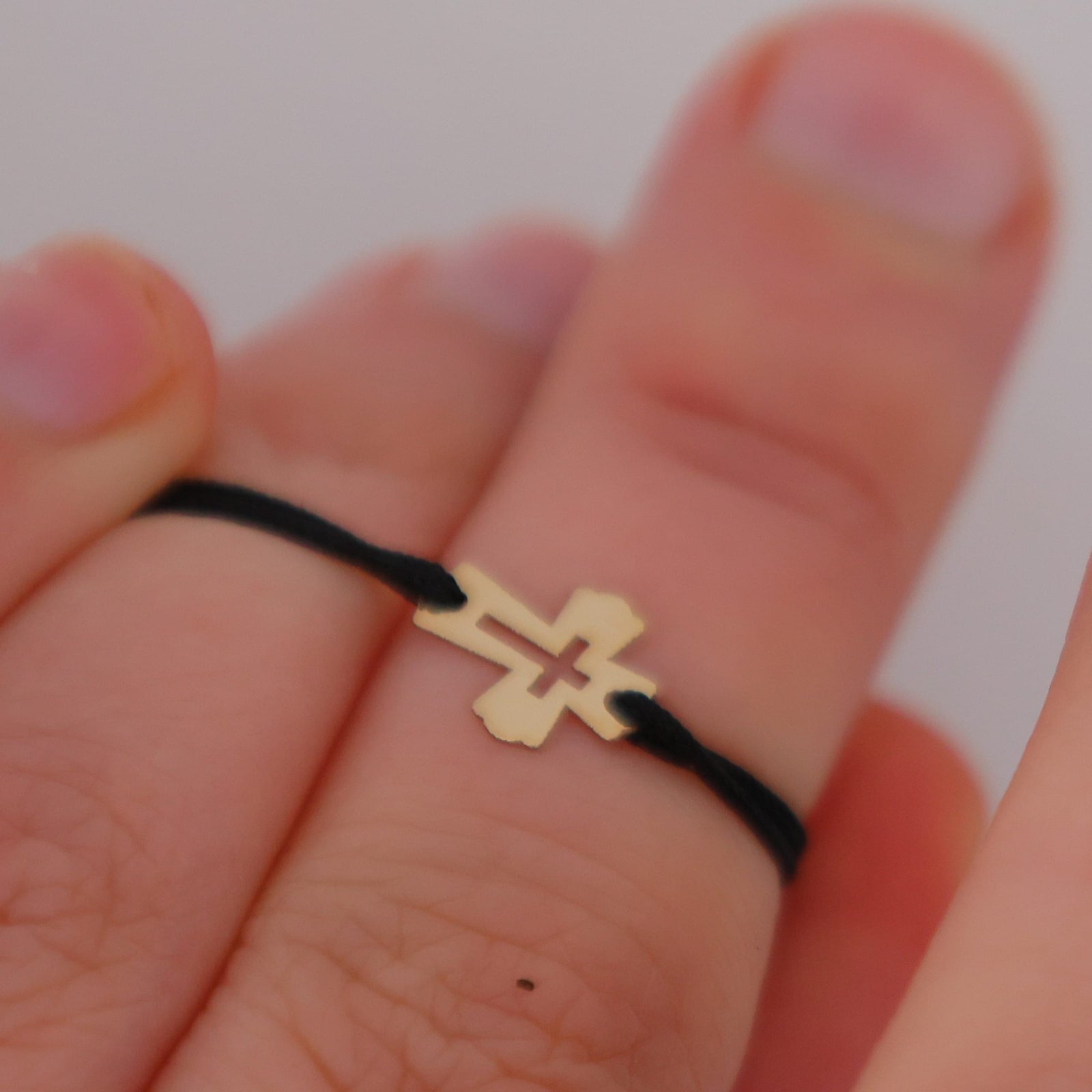 Armband Tiny Cross: kleines Kreuz aus Gold 585 an schwarzer Textilkordel, Ansicht 7