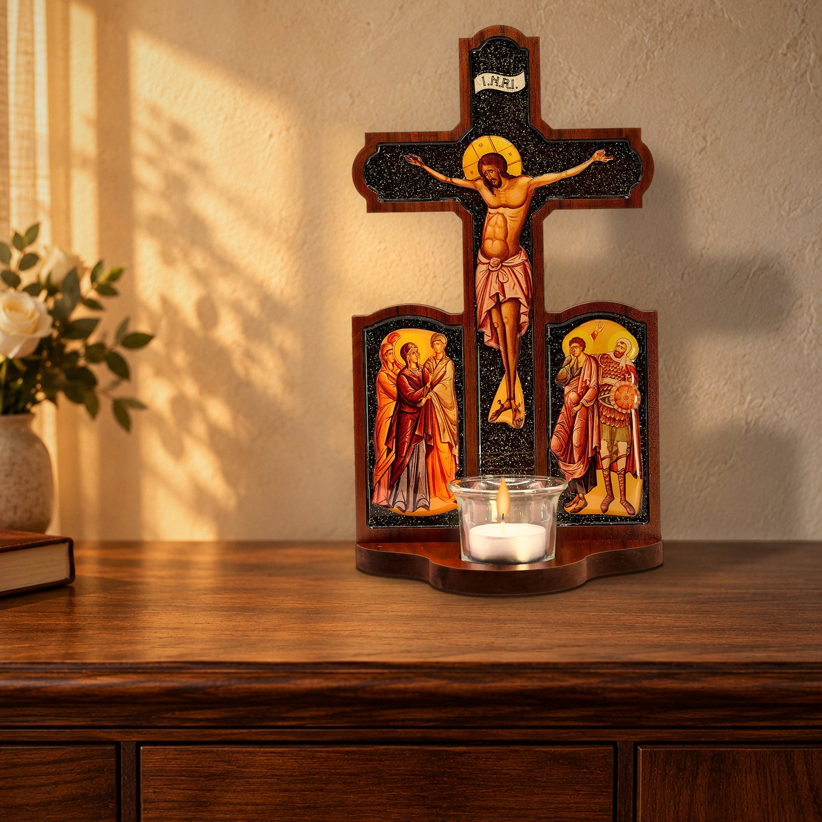 Kruzifix aus Holz mit Ikonen – Standkreuz mit Teelichtglas für Hausaltar und Gebetsecke 2 Holzkruzifix mit Ikonen und brennendem Teelicht auf einer Kommode im warmen Abendlicht