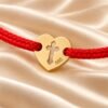 Nahaufnahme des Herzanhängers aus Gelbgold 585 mit fein ausgeschnittenem Kreuz