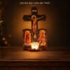 Kruzifix aus Holz mit Ikonen – Standkreuz mit Teelichtglas für Hausaltar und Gebetsecke 17 Holzkreuz mit Ikonen und brennendem Teelicht im dunklen Raum, Bibelvers Johannes 8,12