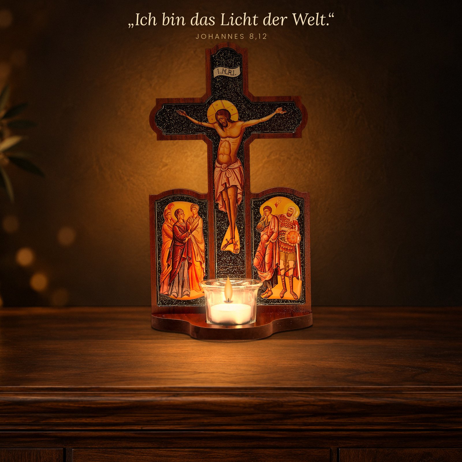 Kruzifix aus Holz mit Ikonen – Standkreuz mit Teelichtglas für Hausaltar und Gebetsecke 8 Holzkreuz mit Ikonen und brennendem Teelicht im dunklen Raum, Bibelvers Johannes 8,12