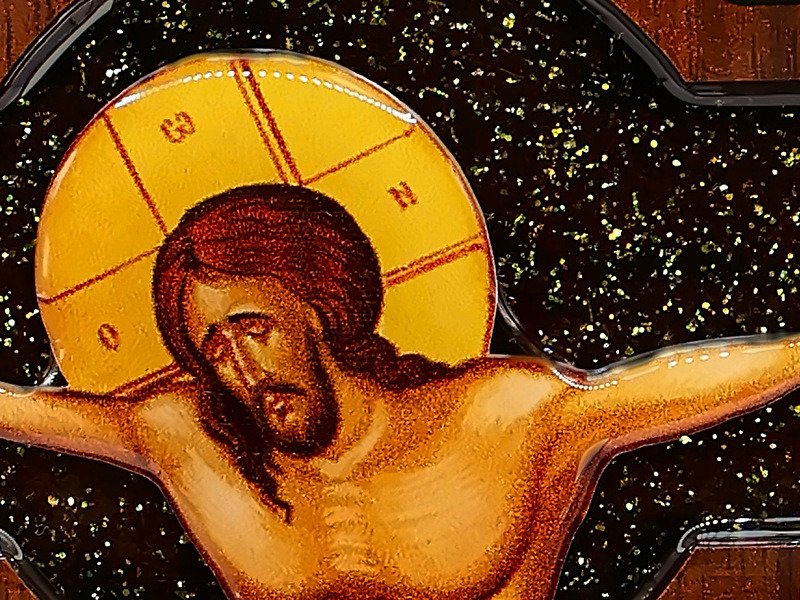 Kruzifix aus Holz mit Ikonen – Standkreuz mit Teelichtglas für Hausaltar und Gebetsecke 20 Christus am Kreuz mit goldenem Nimbus, Nahaufnahme