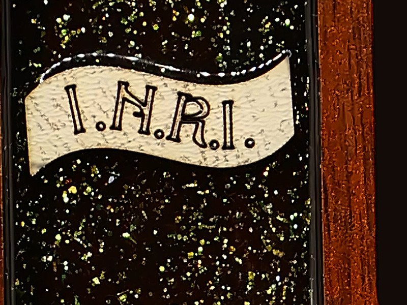 Kruzifix aus Holz mit Ikonen – Standkreuz mit Teelichtglas für Hausaltar und Gebetsecke 19 I.N.R.I.-Schriftband über dem Haupt Christi auf goldglitzerndem Grund
