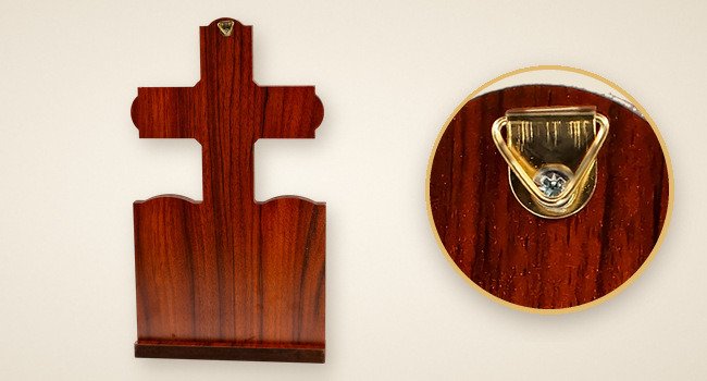 Kruzifix aus Holz mit Ikonen – Standkreuz mit Teelichtglas für Hausaltar und Gebetsecke 24 Rückseite des Kruzifixes mit Aufhänger aus Metall