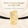 Zarter Engelsanhänger aus 14 Karat Gold am Kinderarmband mit schwarzer Kordel in Nahaufnahme