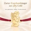Zarter Engelsanhänger aus 14 Karat Gold am Kinderarmband mit weinroter Kordel in Nahaufnahme