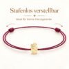 Kinderarmband mit Engel aus Gold, stufenlos verstellbar dank Schiebeknoten, weinrote Kordel