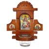 Hausaltar mit Öllämpchen – Gottesmutter „Axion Estin“: Hausaltar aus Holz mit Ikone, geöffneten Flügeltüren und Glasbecher auf weißem Hintergrund