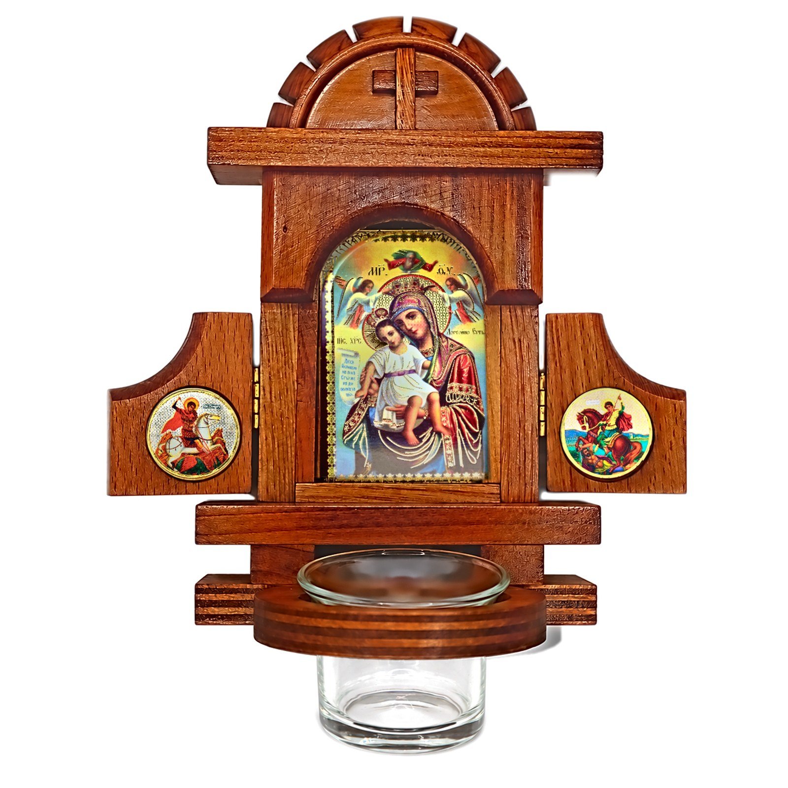 Hausaltar mit Öllämpchen – Gottesmutter „Axion Estin“: Hausaltar aus Holz mit Ikone, geöffneten Flügeltüren und Glasbecher auf weißem Hintergrund