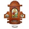 Hausaltar mit Öllämpchen – Gottesmutter Hodegetria: Hausaltar aus Holz mit Ikone, geöffneten Flügeltüren und Glasbecher auf weißem Hintergrund