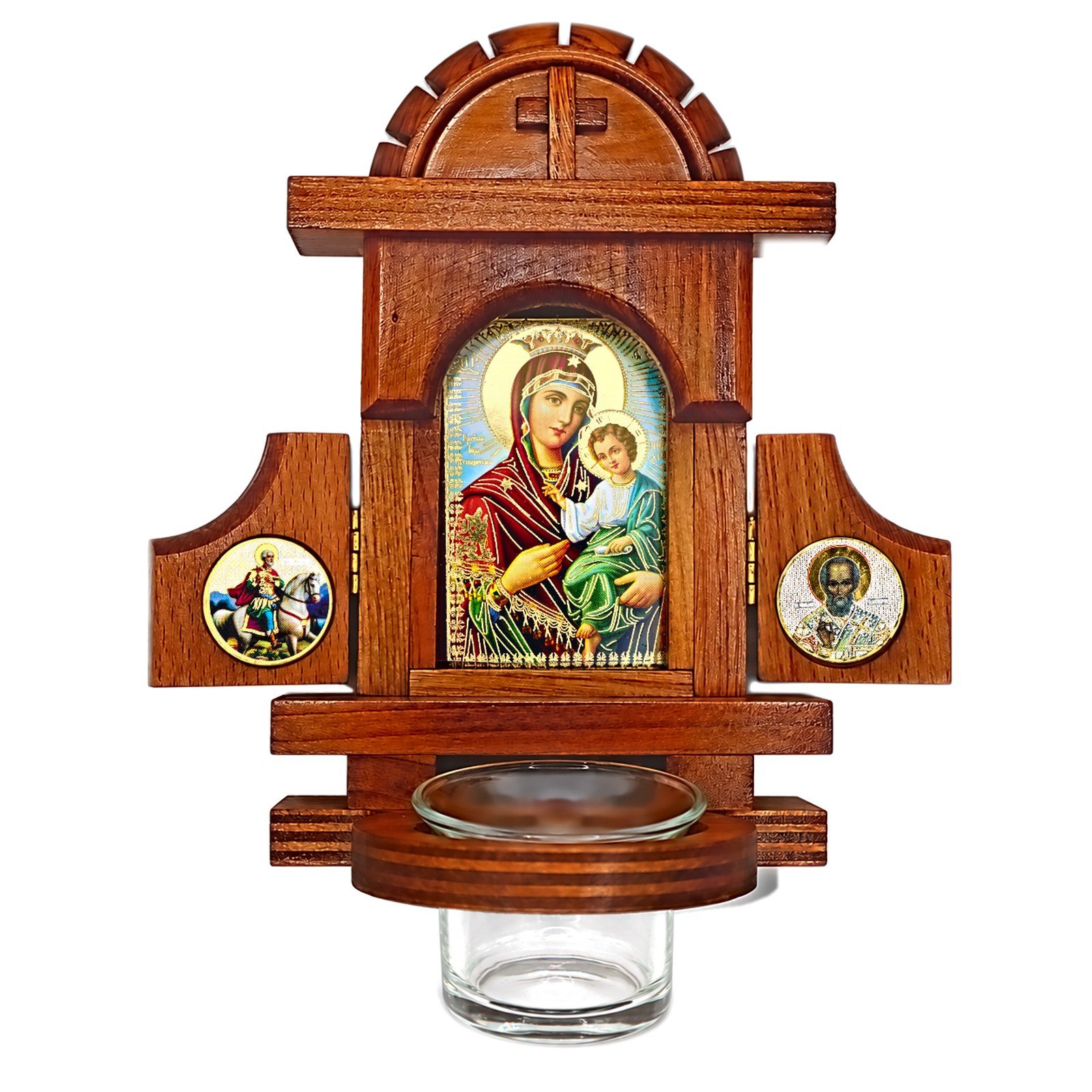 Hausaltar mit Öllämpchen – Gottesmutter Hodegetria: Hausaltar aus Holz mit Ikone, geöffneten Flügeltüren und Glasbecher auf weißem Hintergrund