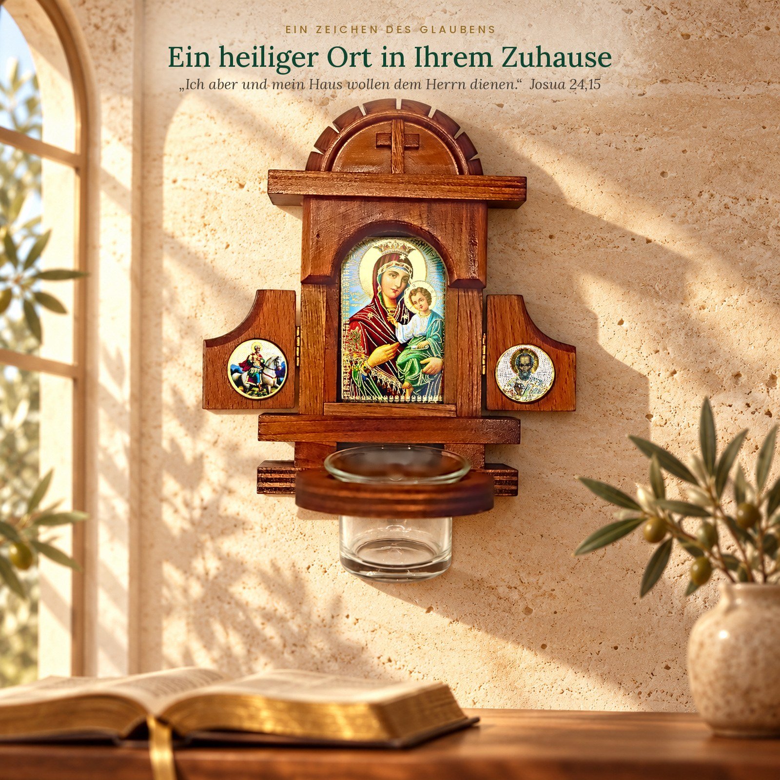 Hausaltar Hodegetria an der Wand einer hellen Gebetsecke mit aufgeschlagener Bibel