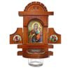 Hausaltar mit Öllämpchen – Gottesmutter von Iveron: Hausaltar aus Holz mit Ikone, geöffneten Flügeltüren und Glasbecher auf weißem Hintergrund