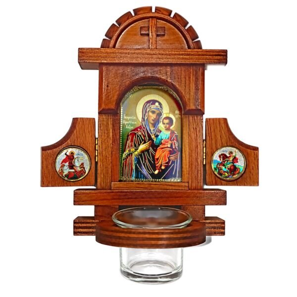 Hausaltar mit Öllämpchen – Gottesmutter von Iveron: Hausaltar aus Holz mit Ikone, geöffneten Flügeltüren und Glasbecher auf weißem Hintergrund