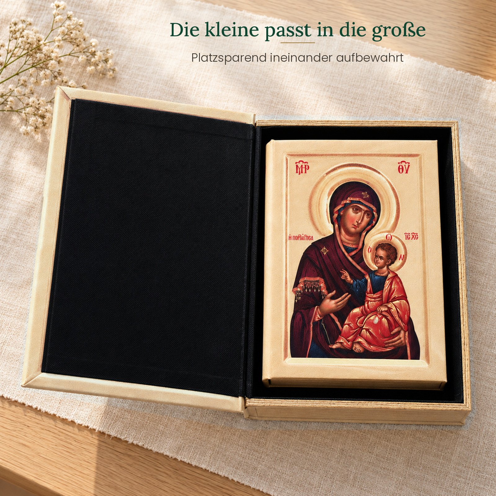 Die kleine Schatulle passt in die große – innen mit schwarzem Stoff ausgekleidet