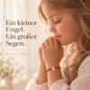 Mädchen betet mit dem misticSparks Schutzengel-Armband mit weinroter Kordel am Handgelenk