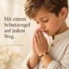 Junge betet mit Schutzengel-Armband aus Echtgold an schwarzer Kordel